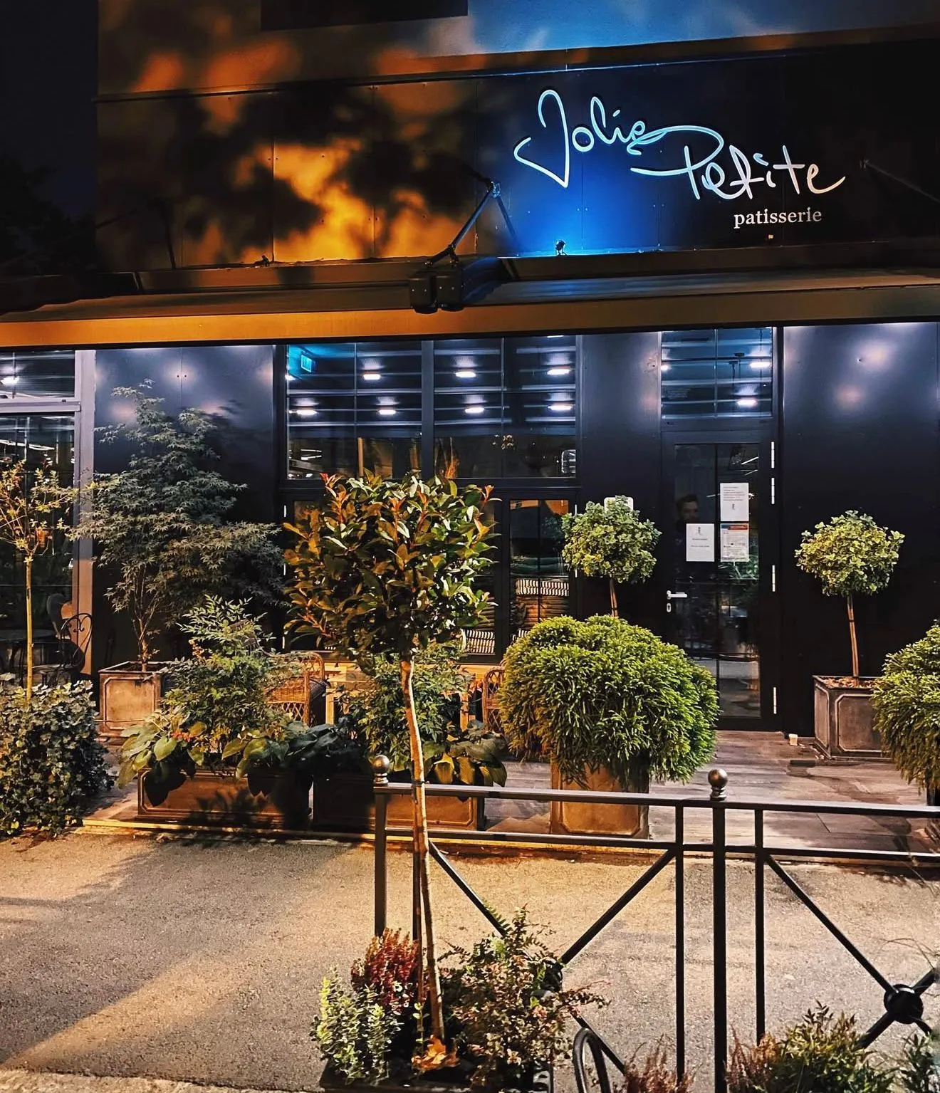 Jolie Petite exterior